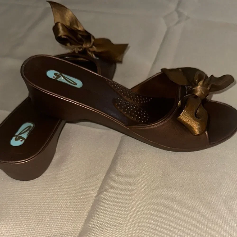 OKA b. Brown/Bronze Bow Women's Slide Sandals Size 6